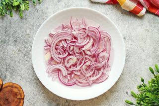 Маринованный лук (50г)