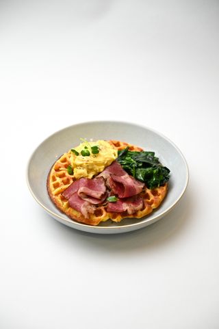 Картофельные вафли с яйцом пашот, шпинатом... (300г)