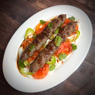Адана кебаб на подушке из мезе(480г)
