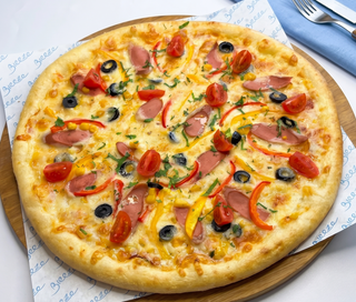 Пицца с мини колбасками (33см/550г)