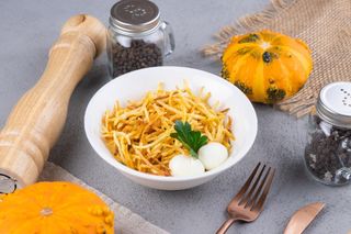 Салат с курицей и перепелиным яйцом (150г)