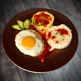 Бифштекс с яйцом и гарниром (430г)