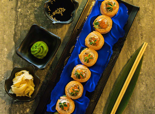 Flambe ролл с лососем (300г)