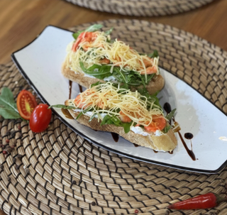 Брускетта руккола с креветками (200г)