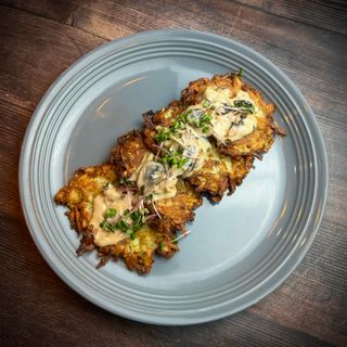 Картофельные драники в грибном соусе (450г)