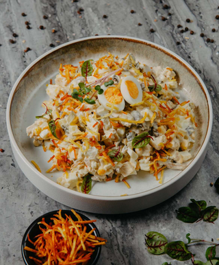 Салат с куриной грудкой (380г)