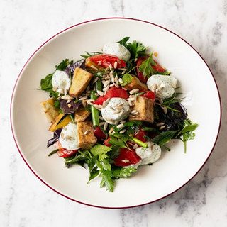 ხრაშუნა ბადრიჯნის სალათი გაწურული მაწვნით