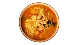 Рамен с лососем и креветкой (600мл)