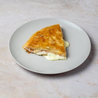 Burek sa šunkom i kačkavaljem