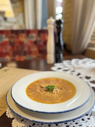 Домашний суп с лапшой и грилованной курицей (350г)