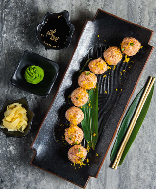 Запеченные роллы с лососем (300г)