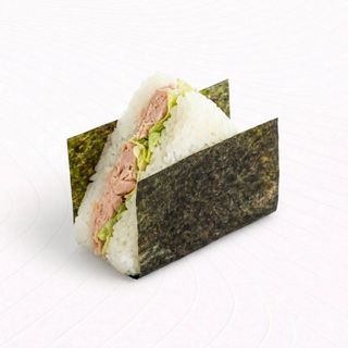Онигири с курицей (100г)