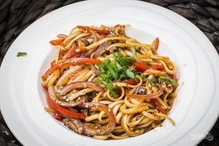 Удон с говядиной и овощами (280 г)