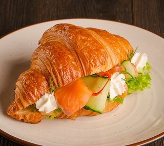Круассан с семгой (150г)