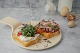 Брускетты с пастрами / томатами и страчателлой (250г)