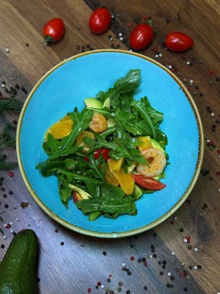 Салат с креветками и апельсином (300г)