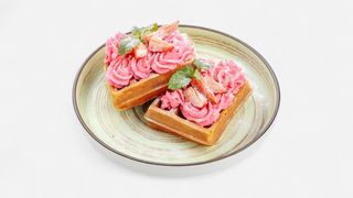 Вафля Венская С Клубникой И Кремом (100 г)