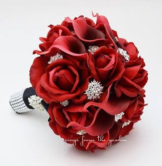 9 Rose rosse con velo da sposa