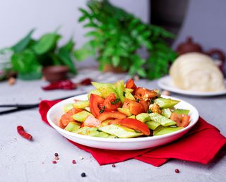 Свежие помидоры с огурцами (250г)