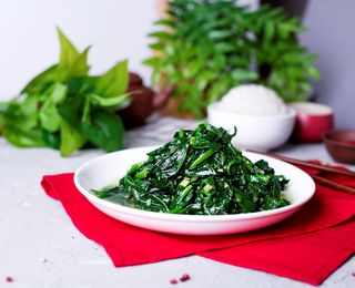 Салат из шпината с чесноком (250г)