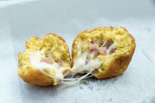 Arancino prosciutto e mozzarella