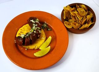 Arepa com Chouriço + Chips de Banana-Pão + Bebida