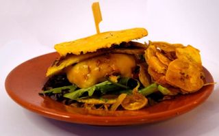 Hambúrguer Vegetariano de Arepa + Chips de Banana-Pão + Bebida