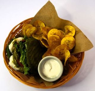 Arepa com Mozzarella + Chips de Banana-Pão + Bebida