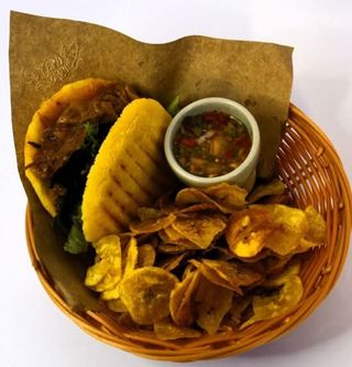 Arepa de Carne Desfiada + Chips de Banana-Pão + Bebida