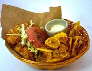 Arepa de Frango Panado + Chips de Banana-Pão + Bebida