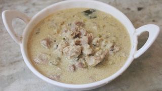 Agnello bianco korma con pistacchio
