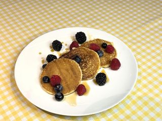   Američke palačinke sa javorovim sirupom i sezonskim voćem