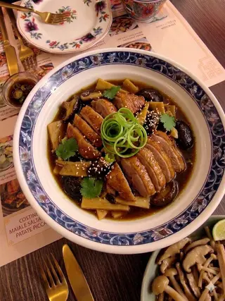Anatra con funghi e bambù