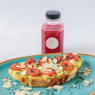 Sendvič avokado i cherry  paradajz 200g + ceđeni nar