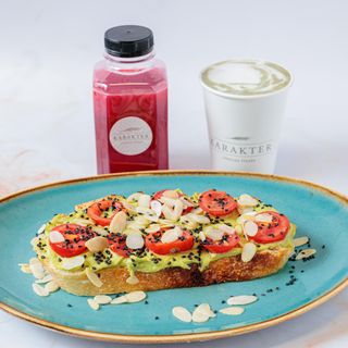 Sendvič avokado i cherry paradajz 200g + matcha + ceđeni nar