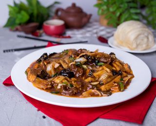 Тушеная говядина с овощами (400г)
