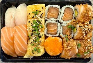 B14. Misto Nigiri & Uramaki (17 peças)