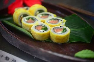 B15. Sushi de Ovo com Salmão