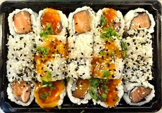 B22. Uramaki de Salmão (20 peças)