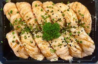 B25. Nigiri de Salmão Braseado (12 peças)