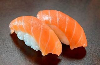 B5. Nigiri de Salmão