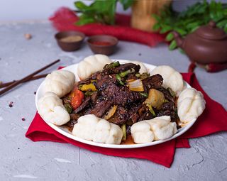 Отварная говядина обжаренная с овощами и пампушками (400г)