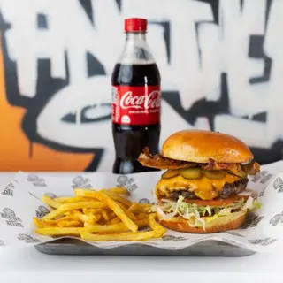 Burger Beertija Backstage, pomfrit, Coca-Cola 0.50l