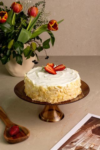 Badem jagoda torta mala