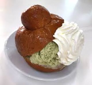 Brioche con gelato e panna