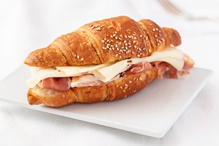 Brioche Salata Crudo ed Edamer