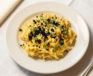 Bacalhau à Brás e Saladinha Juliana (1/2 Dose para 1 Pessoa)