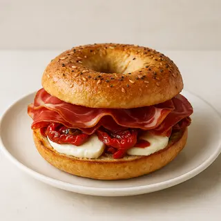 Bagel capocollo, pomodoro secco e mozzarella