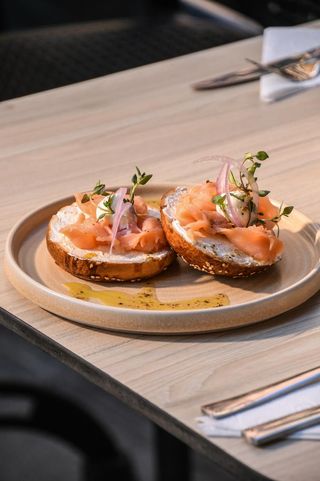 Bagel AU Saumon Fumé, Fromage Frais & Oignon Rouge