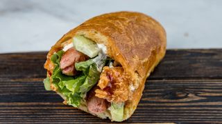 Багет из куриного филе в кляре с телячьими сосисками (420г)